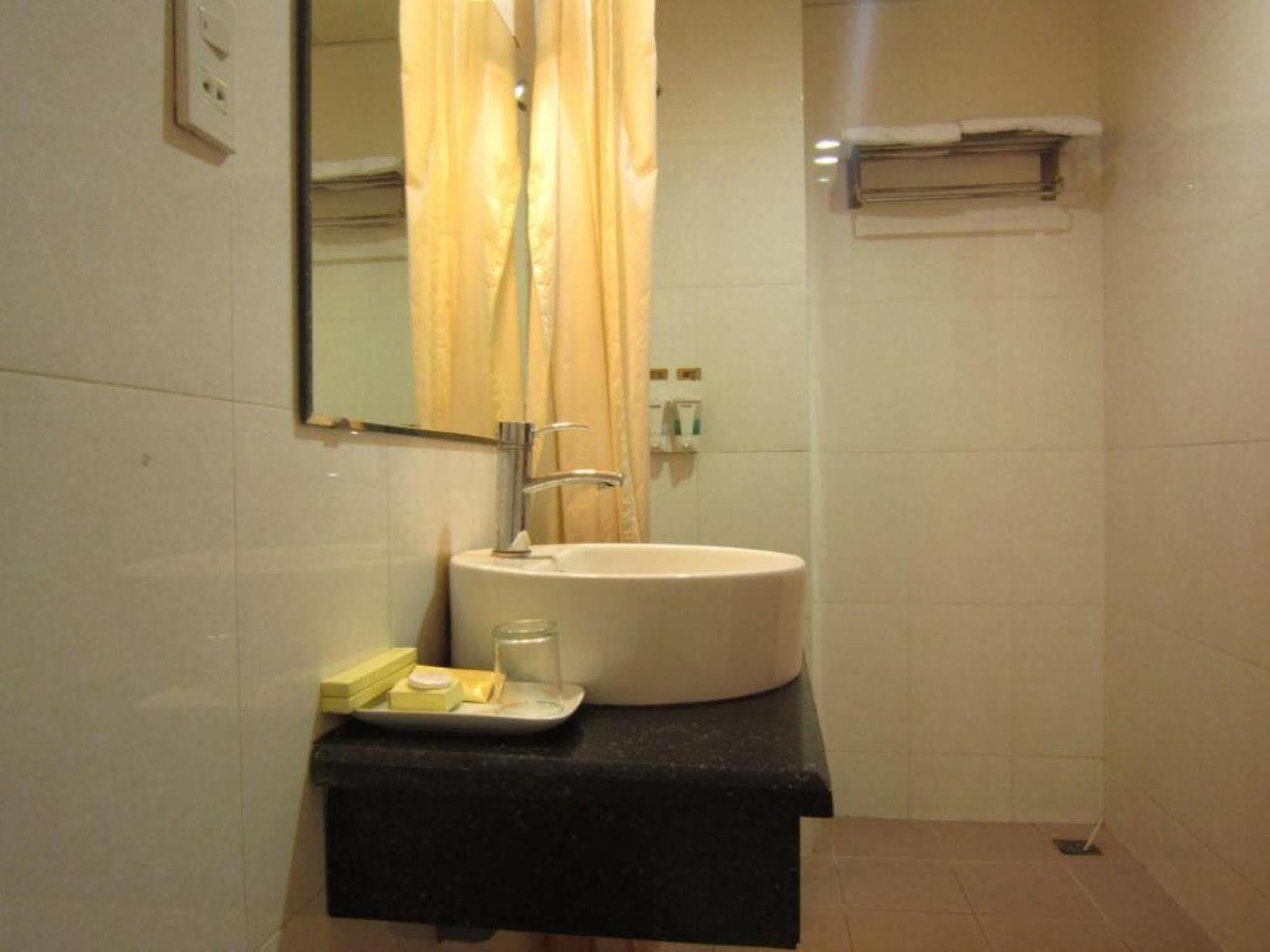 Reddoorz Ruby Star Hotel Truong Dinh Ho Şi Min Dış mekan fotoğraf